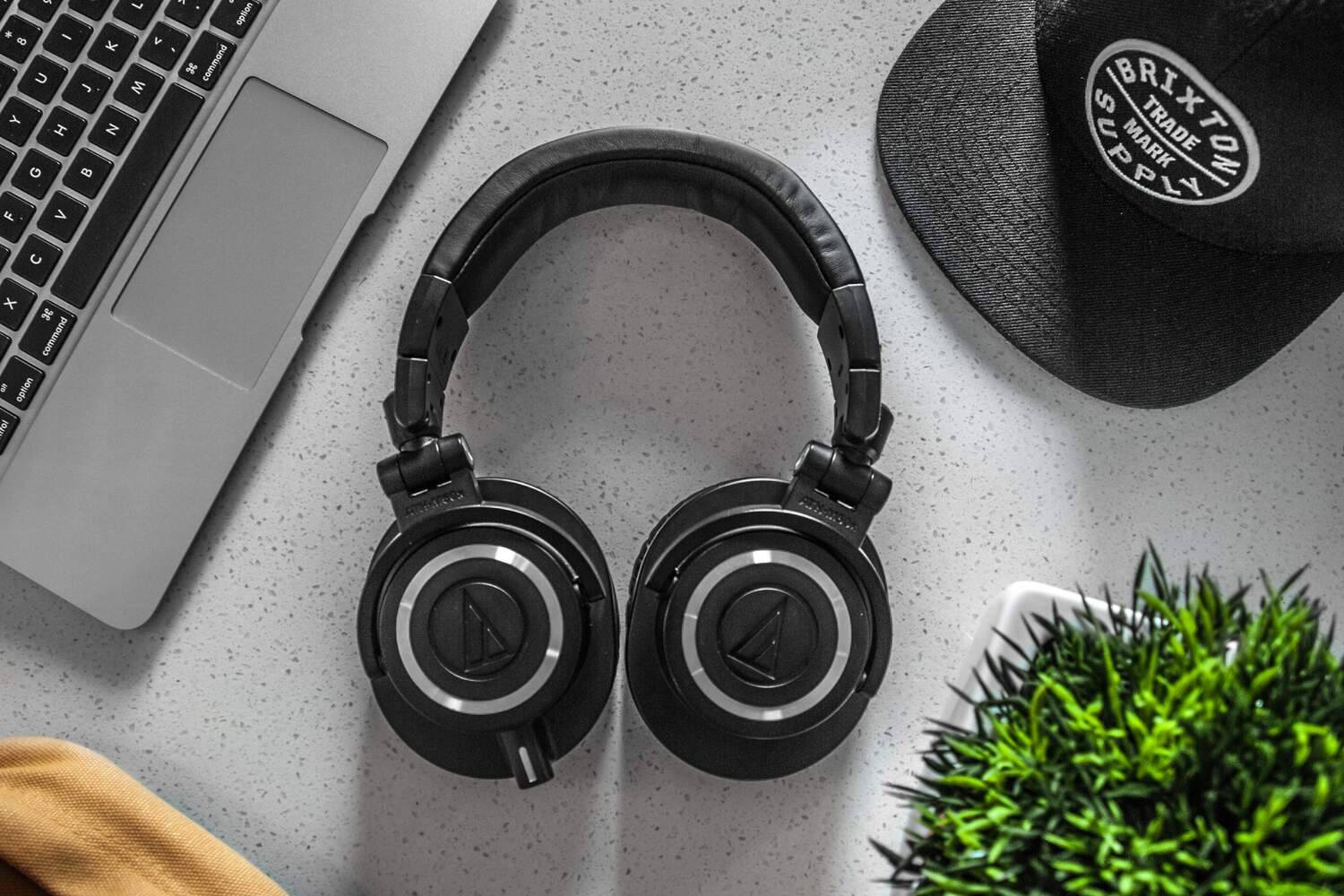 10 Best Noise-Canceling Headphones for Travel